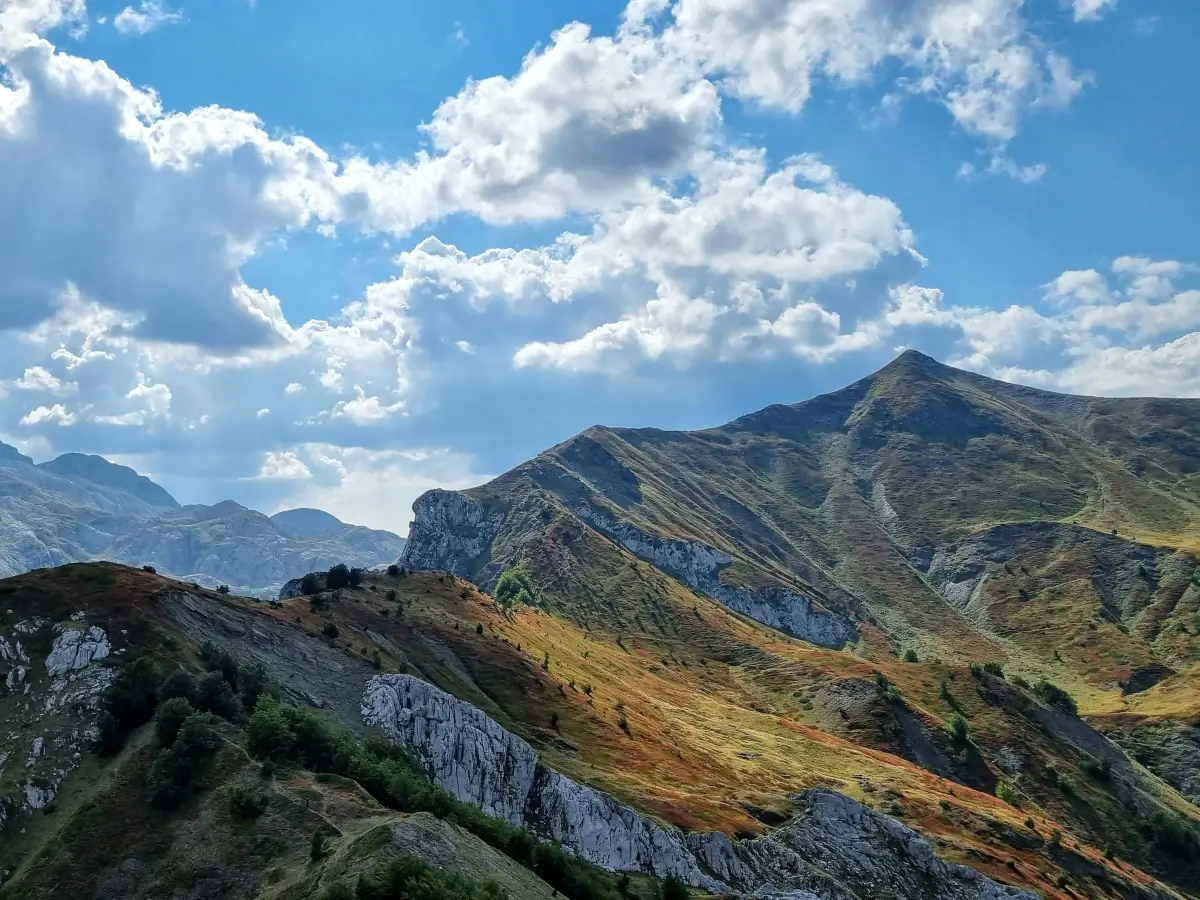 buy land in albania allowed